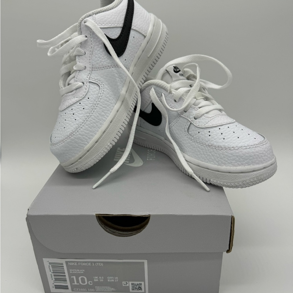 Nike Force 1 Classic Black & White Kids Sneakers New in Box Sz 10